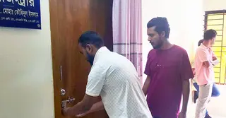 ভাসানী বিশ্ববিদ্যালয়ে দুই দফা দাবিতে রেজিস্ট্রারের কক্ষে তালা